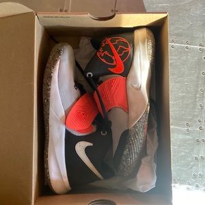 Kyrie flytrap 3 smoke grey